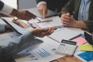 co-werkconferentie, zakelijke teamvergadering aanwezig, investeerderscollega's bespreken nieuw plan financiële grafiekgegevens op kantoortafel met laptop en digitale tablet, financiën, boekhouding, investeringen. foto