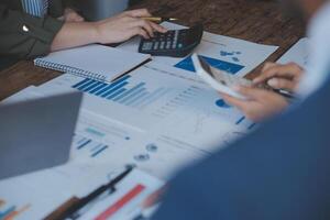 co-werkconferentie, zakelijke teamvergadering aanwezig, investeerderscollega's bespreken nieuw plan financiële grafiekgegevens op kantoortafel met laptop en digitale tablet, financiën, boekhouding, investeringen. foto