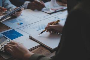 co-werkconferentie, zakelijke teamvergadering aanwezig, investeerderscollega's bespreken nieuw plan financiële grafiekgegevens op kantoortafel met laptop en digitale tablet, financiën, boekhouding, investeringen. foto