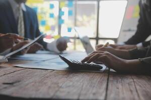 co-werkconferentie, zakelijke teamvergadering aanwezig, investeerderscollega's bespreken nieuw plan financiële grafiekgegevens op kantoortafel met laptop en digitale tablet, financiën, boekhouding, investeringen. foto