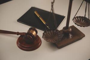 beeld van van de rechter hamer, balans dame van gerechtigheid, wet boek, laptop computer en contract documenten met pen concept van wet en gerechtigheid. foto