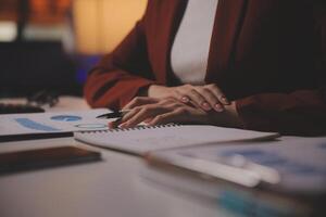 zakenvrouw die rekenmachine gebruikt om wiskunde te financieren op houten bureau in kantoor en zakelijke achtergrond, belasting, boekhouding, statistiek en analytisch onderzoeksconcept foto