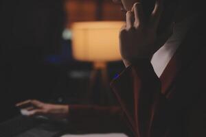 zakenvrouw die rekenmachine gebruikt om wiskunde te financieren op houten bureau in kantoor en zakelijke achtergrond, belasting, boekhouding, statistiek en analytisch onderzoeksconcept foto