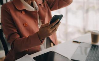 aantrekkelijk glimlachen jong Aziatisch bedrijf vrouw werk Bij huis kantoor, Aziatisch vrouw werken Aan laptop computer Holding tablet. foto