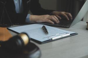 zaken en advocaten bespreken contractpapieren met koperen schaal op bureau in kantoor. wet, juridische diensten, advies, rechtvaardigheid en wet concept foto met film grain effect