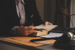 zaken en advocaten bespreken contractpapieren met koperen schaal op bureau in kantoor. wet, juridische diensten, advies, rechtvaardigheid en wet concept foto met film grain effect