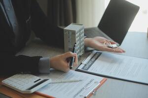 echt landgoed middel en klant ondertekening contract naar kopen huis, verzekering of lening echt landgoed.huur een huis, krijg verzekering of lening echt landgoed of eigendom. foto