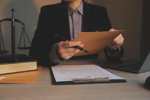 zaken en advocaten bespreken contractpapieren met koperen schaal op bureau in kantoor. wet, juridische diensten, advies, rechtvaardigheid en wet concept foto met film grain effect