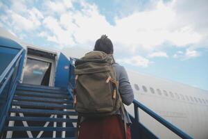 gelukkig aantrekkelijk Aziatisch vrouw reiziger met rugzak Bij de modern luchthaven terminal, kopiëren ruimte, toerist reis reis concept foto