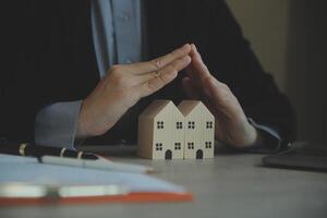 echt landgoed middel en klant ondertekening contract naar kopen huis, verzekering of lening echt landgoed.huur een huis, krijg verzekering of lening echt landgoed of eigendom. foto