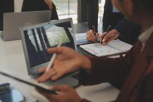 bedrijf team vergadering werken met nieuw opstarten projecteren, discussie en analyse gegevens de grafieken en grafieken. digitaal tablet, rekenmachine, laptop computer gebruik makend van, bedrijf financiën en accounting concept. foto