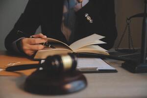 zaken en advocaten bespreken contractpapieren met koperen schaal op bureau in kantoor. wet, juridische diensten, advies, rechtvaardigheid en wet concept foto met film grain effect