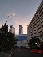 soera, Indonesië, augustus 15, 2023 - appartement gebouw Bij heelal winkelcentrum Surabaya met mooi wolk lucht in de achtergrond foto