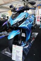 soera, Indonesië. september 8, 2023 - een blauw yamaha Aerox motor is weergegeven Bij een automotive tentoonstelling foto