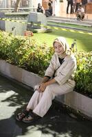 Surabaya - Indonesië, 15 okt 2023- een meisje vervelend een hijab bezoeken Surabaya stad plein Bij nacht. foto