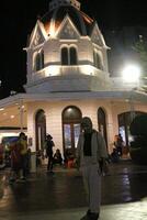 Surabaya - Indonesië, 15 okt 2023- een meisje vervelend een hijab bezoeken Surabaya stad plein Bij nacht. foto