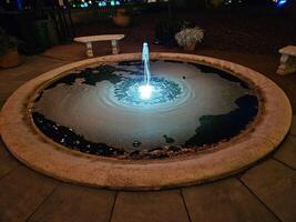 een gemakkelijk water fontein met helder lichten Bij nacht in een historisch huis en tuin foto