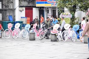 onthel fiets tours Bij kota tua Oppervlakte Jakarta stad. Jakarta, Indonesië, mei 1, 2024 foto