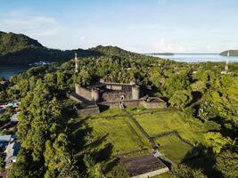 antenne visie van fort belgisch met banda neira oceaan in achtergrond. maluku, Indonesië, april 13, 2024 foto