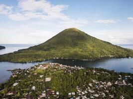 antenne visie van fort belgisch met banda neira oceaan in achtergrond. maluku, Indonesië, april 13, 2024 foto