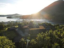 antenne visie van fort belgisch met banda neira oceaan in achtergrond. maluku, Indonesië, april 13, 2024 foto