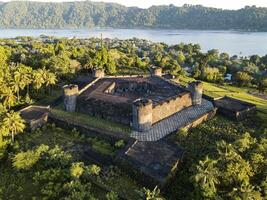 antenne visie van fort belgisch met banda neira oceaan in achtergrond. maluku, Indonesië, april 13, 2024 foto