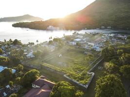 antenne visie van fort belgisch met banda neira oceaan in achtergrond. maluku, Indonesië, april 13, 2024 foto