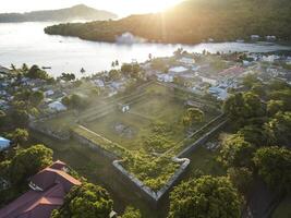 antenne visie van fort belgisch met banda neira oceaan in achtergrond. maluku, Indonesië, april 13, 2024 foto