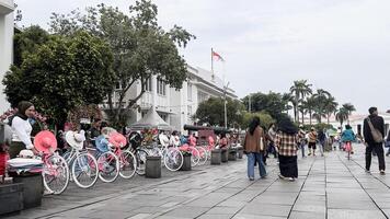 onthel fiets tours Bij kota tua Oppervlakte Jakarta stad. Jakarta, Indonesië, mei 1, 2024 foto