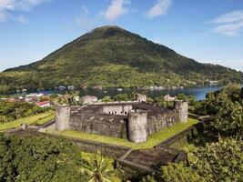 antenne visie van fort belgisch met banda neira oceaan in achtergrond. maluku, Indonesië, april 13, 2024 foto