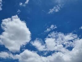 schoonheid blauw lucht hoog abstract vorm buitenshuis wit wolken achtergrond in zomer helling licht schoonheid achtergrond. mooi helder wolk en kalmte vers wind lucht foto