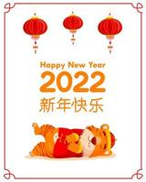wenskaart met een schattige tijger in het nationale chinese nieuwjaarskostuum. ligt en slaapt onder Chinese lantaarns. belettering in chinees gelukkig nieuwjaar 2022 foto