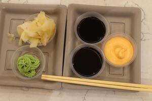 Aan de tafel in een sushi restaurant is een schotel van traditioneel Japans keuken. foto