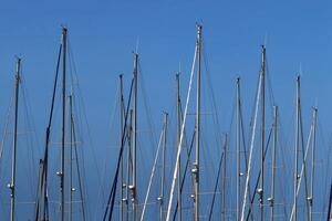 masten in de haven tegen de blauw lucht. foto