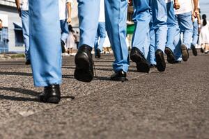 voeten van geüniformeerd mannen het marcheren in een optocht. foto