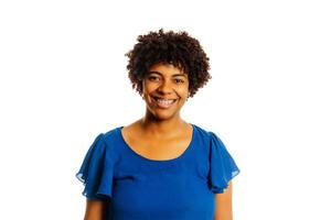 portret van zwart vrouw vervelend een beugel glimlachen op zoek Bij camera over- wit achtergrond. foto