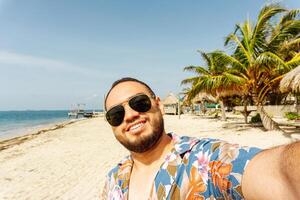 gelukkig toerist nemen selfie in guanaja strand Honduras. toerisme concept. foto