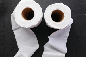 toilet papier geïsoleerd Aan zwart achtergrond foto