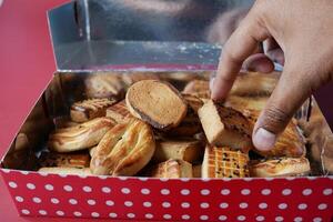 dichtbij omhoog van zoet koekjes in een pakket Aan tafel foto