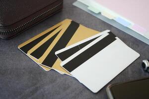 close-up van creditcards op houten achtergrond foto