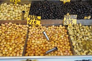 emmers van olijven voor uitverkoop straat voedsel markt foto