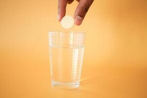 bruisend oplosbaar tablet pillen en glas van water foto