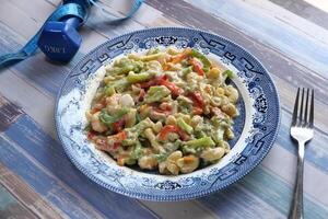 vers eigengemaakt salade in een bord met halter Aan tafel. foto