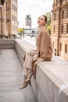 jong mooi vrouw vervelend jas wandelen in de stad centrum van Praag, Tsjechisch republiek, Europa foto