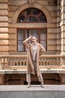 jong mooi vrouw vervelend jas wandelen in de stad centrum van Praag, Tsjechisch republiek, Europa foto