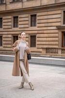 jong mooi vrouw vervelend jas wandelen in de stad centrum van Praag, Tsjechisch republiek, Europa foto