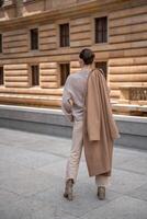 jong mooi vrouw vervelend jas wandelen in de stad centrum van Praag, Tsjechisch republiek, Europa foto