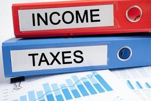 inkomen en belastingen. binder data finance rapport business met grafiekanalyse op kantoor. foto
