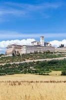 Assisi dorp in de regio Umbrië, Italië. de belangrijkste Italiaanse basiliek gewijd aan st. francis-san francesco. foto