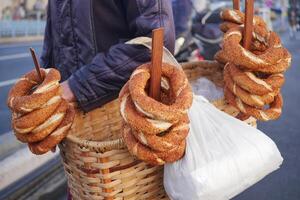 jong Mens verkoop Turks bagel simit Bij Istanbul straat foto